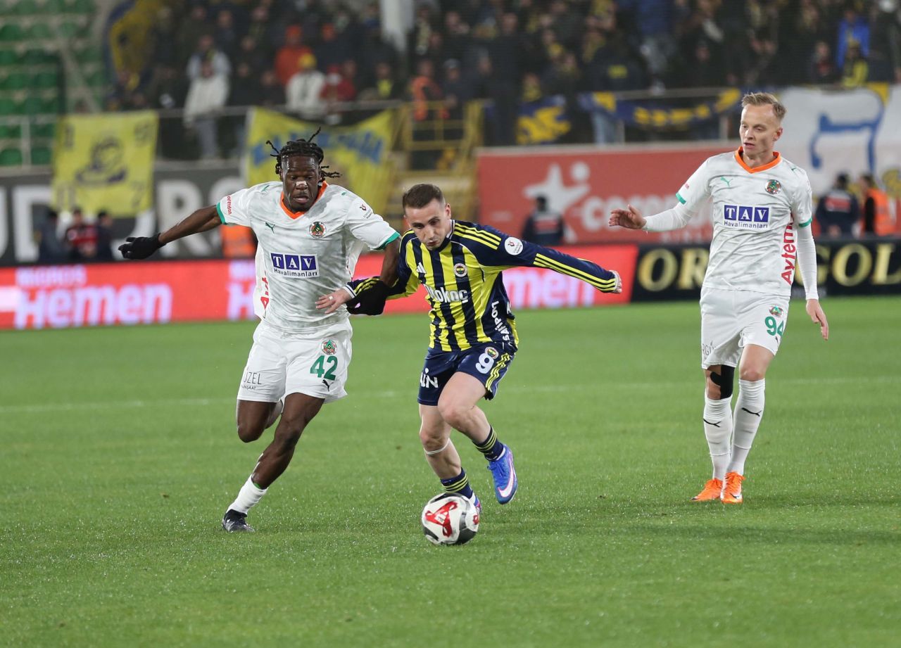 "Hakem Fenerbahçe'nin penaltısı ve Domenico Tedesco'nun kırmızı kartını veremedi!" Trio programı hakem kararları için noktayı koydu 1