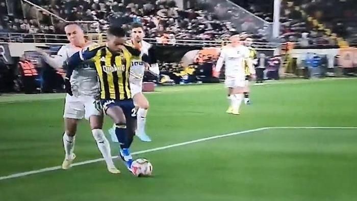 "Hakem Fenerbahçe'nin penaltısı ve Domenico Tedesco'nun kırmızı kartını veremedi!" Trio programı hakem kararları için noktayı koydu 4
