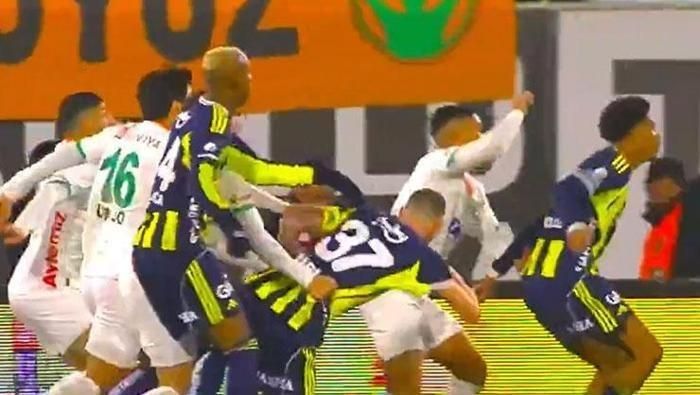 "Hakem Fenerbahçe'nin penaltısı ve Domenico Tedesco'nun kırmızı kartını veremedi!" Trio programı hakem kararları için noktayı koydu 6