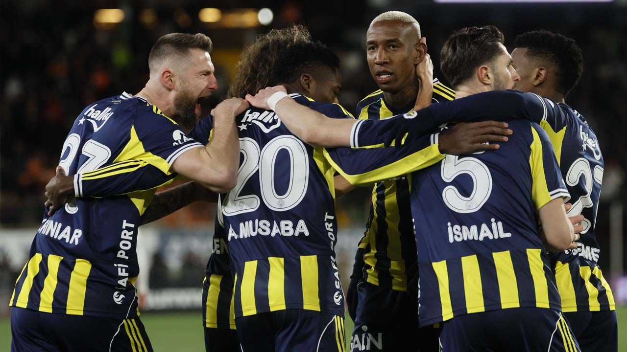 Yapay zeka Süper Lig'in şampiyonunu ve küme düşecek 3 takımı açıkladı! Bu sezon bir ilk yaşandı: Favori 18. haftada ilk kez değişti 23