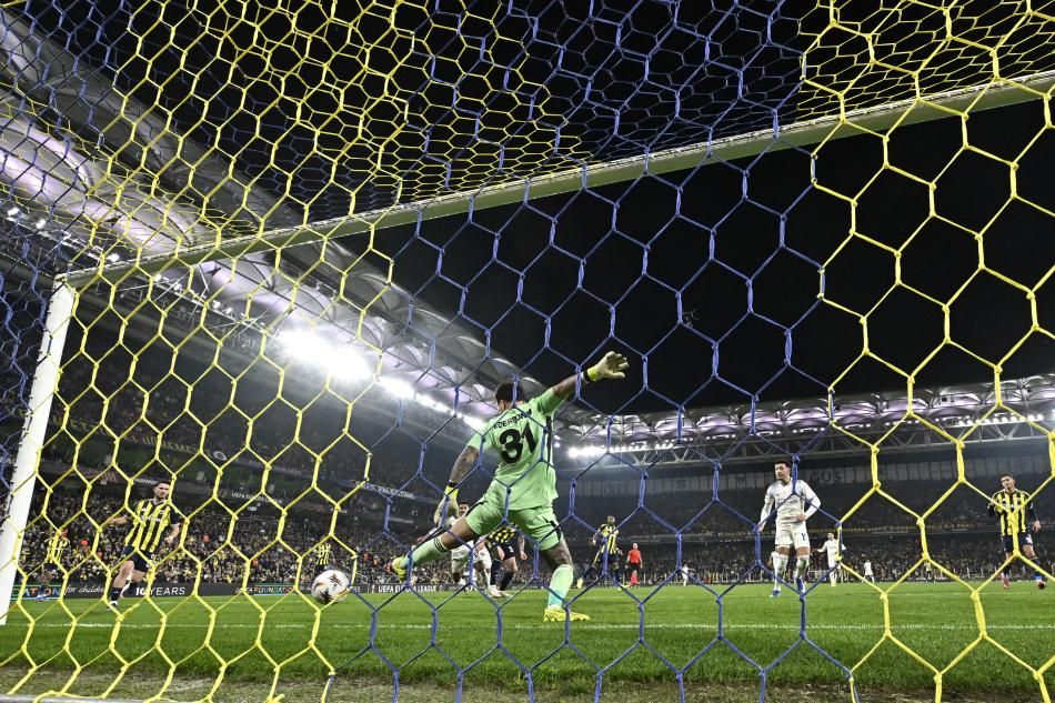 Fenerbahçe maçı İngiltere'de manşetleri süsledi! "Türkiye'deki düşmanca atmosfer..." 3