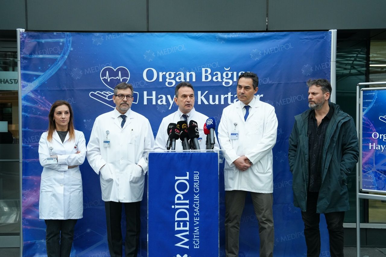 Nakil kapıda, umutlar taze... Ünlü oyuncu Ufuk Özkan'ın sağlık durumuyla ilgili hastaneden yeni açıklama geldi: 3 donör adayı var! Enfeksiyona yakalandı... 5