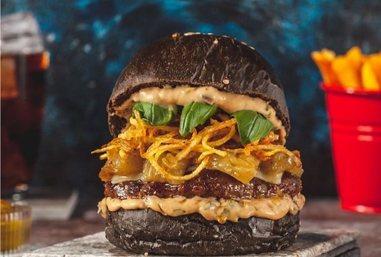 Referansı olmayan giremiyor... Ticaret Bakanlığı günde sadece 10 müşteri kabul eden ve şifreyle girilen ünlü hamburgerci Zmash Burger'e inceleme başlattı 1