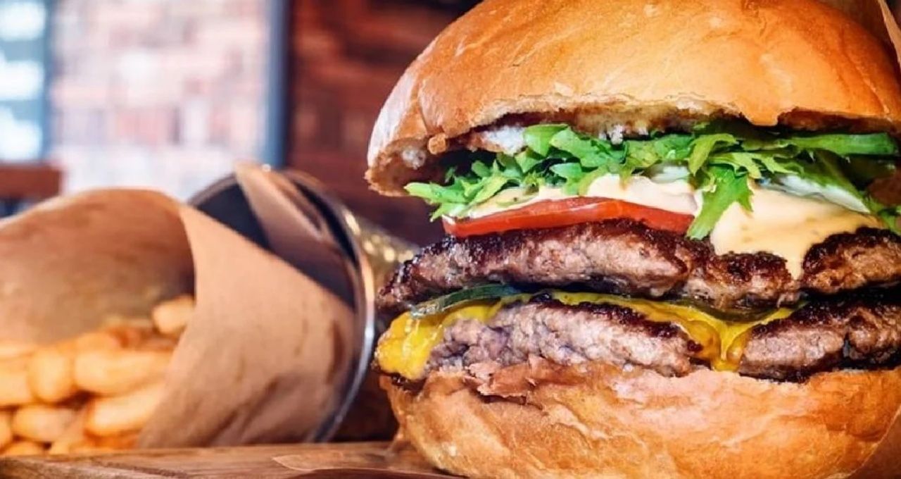 Referansı olmayan giremiyor... Ticaret Bakanlığı günde sadece 10 müşteri kabul eden ve şifreyle girilen ünlü hamburgerci Zmash Burger'e inceleme başlattı 6