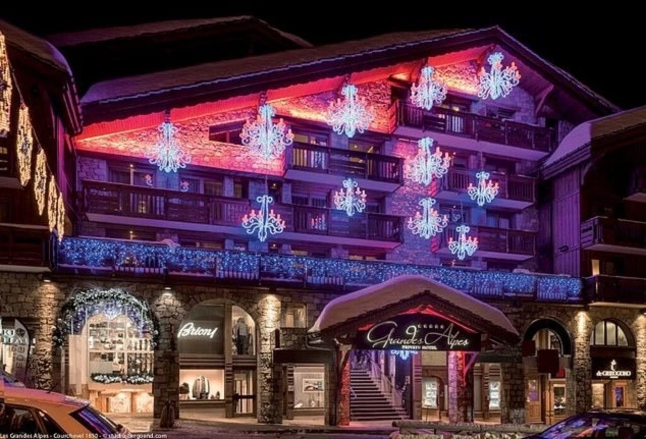 Türk sosyetenin ve patronların kayak merkeziydi! Courchevel'de lüks otel ateşlere teslim oldu 1