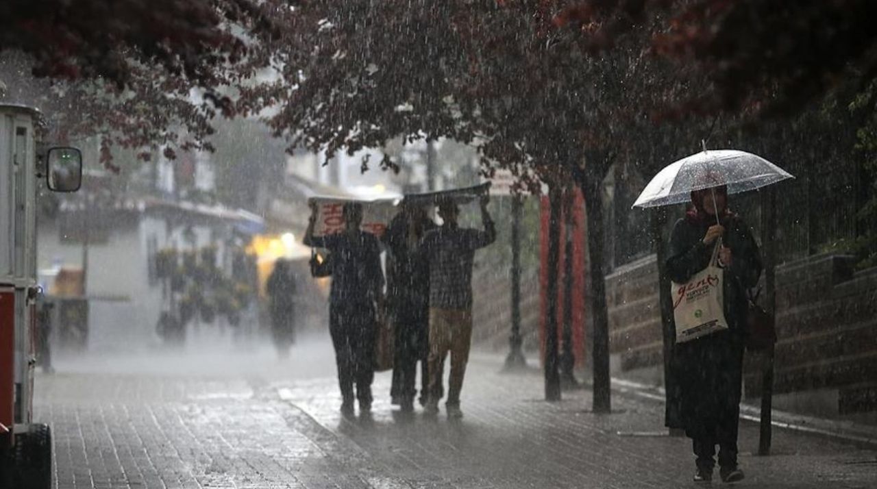 Meteoroloji ve AKOM'dan peş peşe uyarılar! İstanbul'a kar geliyor, 60 ile sarı kodlu uyarı... 7