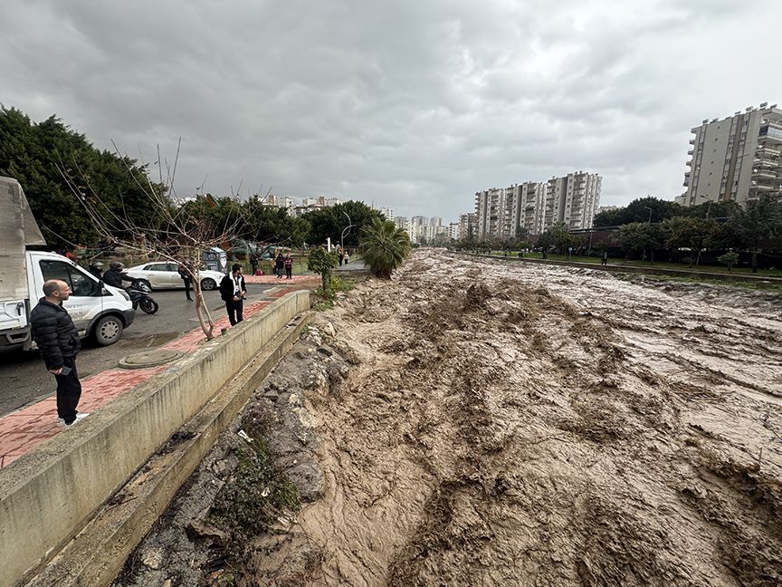 Meteoroloji uyarmıştı! Adana ve Mersin'de yağış hayatı felç etti 8