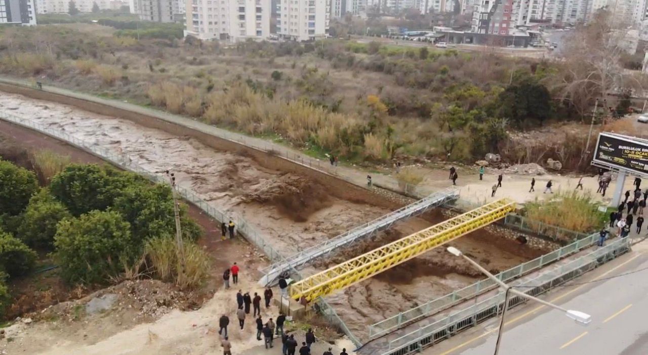 Meteoroloji uyarmıştı! Adana ve Mersin'de yağış hayatı felç etti 5
