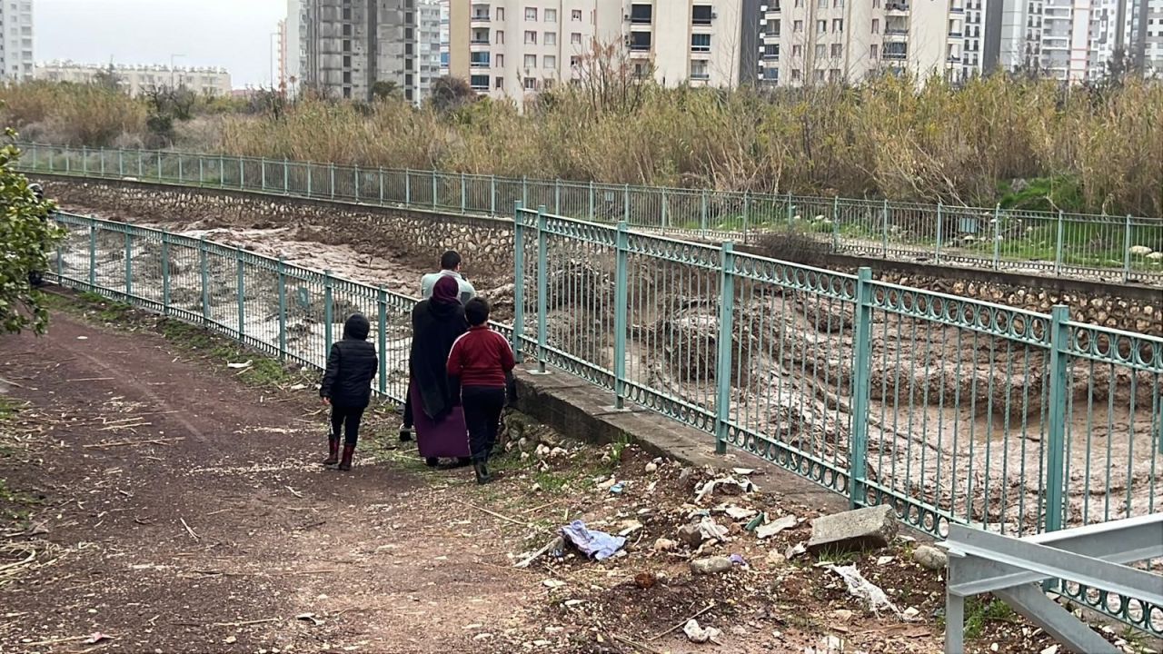 Meteoroloji uyarmıştı! Adana ve Mersin'de yağış hayatı felç etti 2