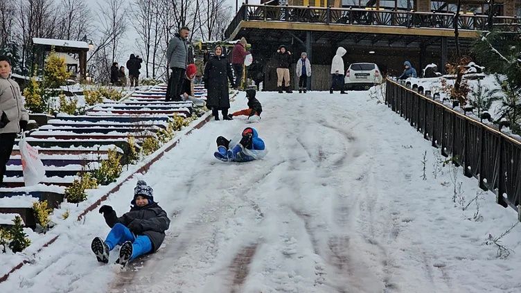 Dönemin ilk gününde kar tatili şoku! Valilikler peş peşe duyurdu: İşte okulların tatil edildiği iller... 4