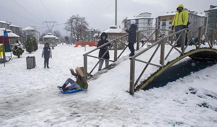 Dönemin ilk gününde kar tatili şoku! Valilikler peş peşe duyurdu: İşte okulların tatil edildiği iller... 3