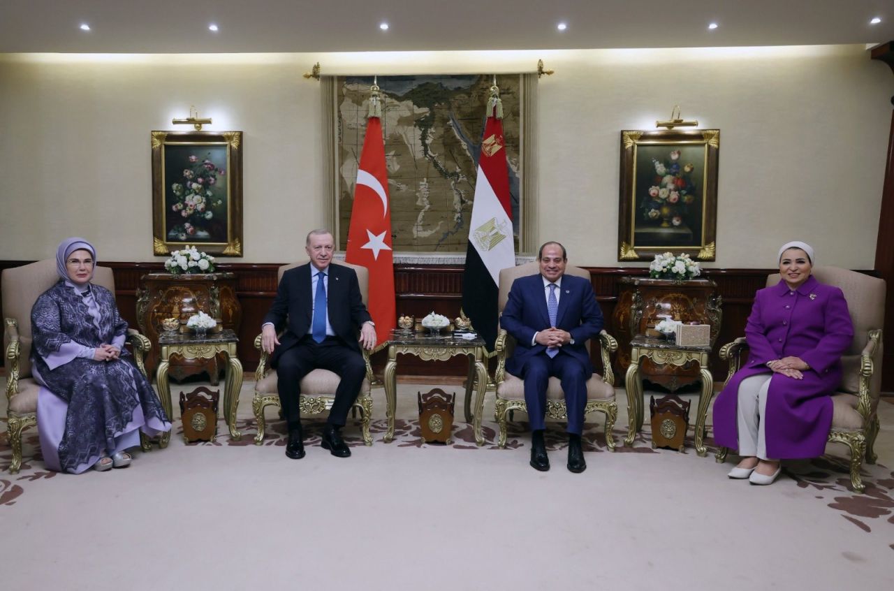 Kahire'de tarihi zirve! Cumhurbaşkanı Erdoğan ve Sisi bir arada! Masada Gazze, Suriye ve 15 milyar dolarlık hedef var! 2