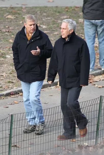 Epstein belgelerinde sarayda cinsel ilişki skandalı! Prens Andrew dansçı kızı üçlü ilişkiye zorladı! 2