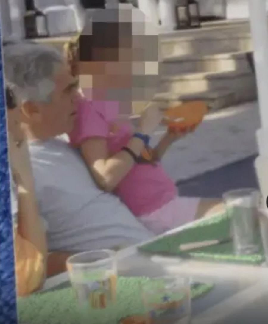 Epstein belgelerinde sarayda cinsel ilişki skandalı! Prens Andrew dansçı kızı üçlü ilişkiye zorladı! 4