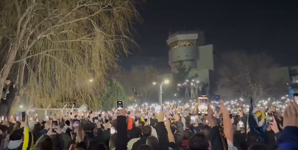 İstanbul'a gelen Kante'yi yüzlerce taraftar karşıladı 11