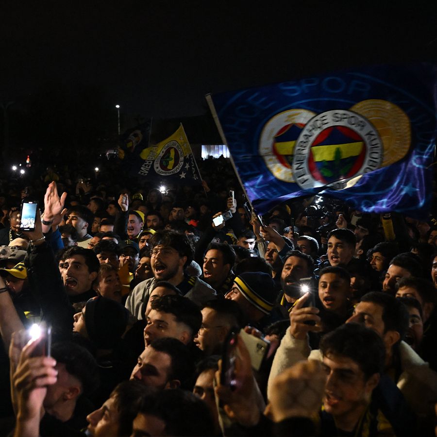 İstanbul'a gelen Kante'yi yüzlerce taraftar karşıladı 14