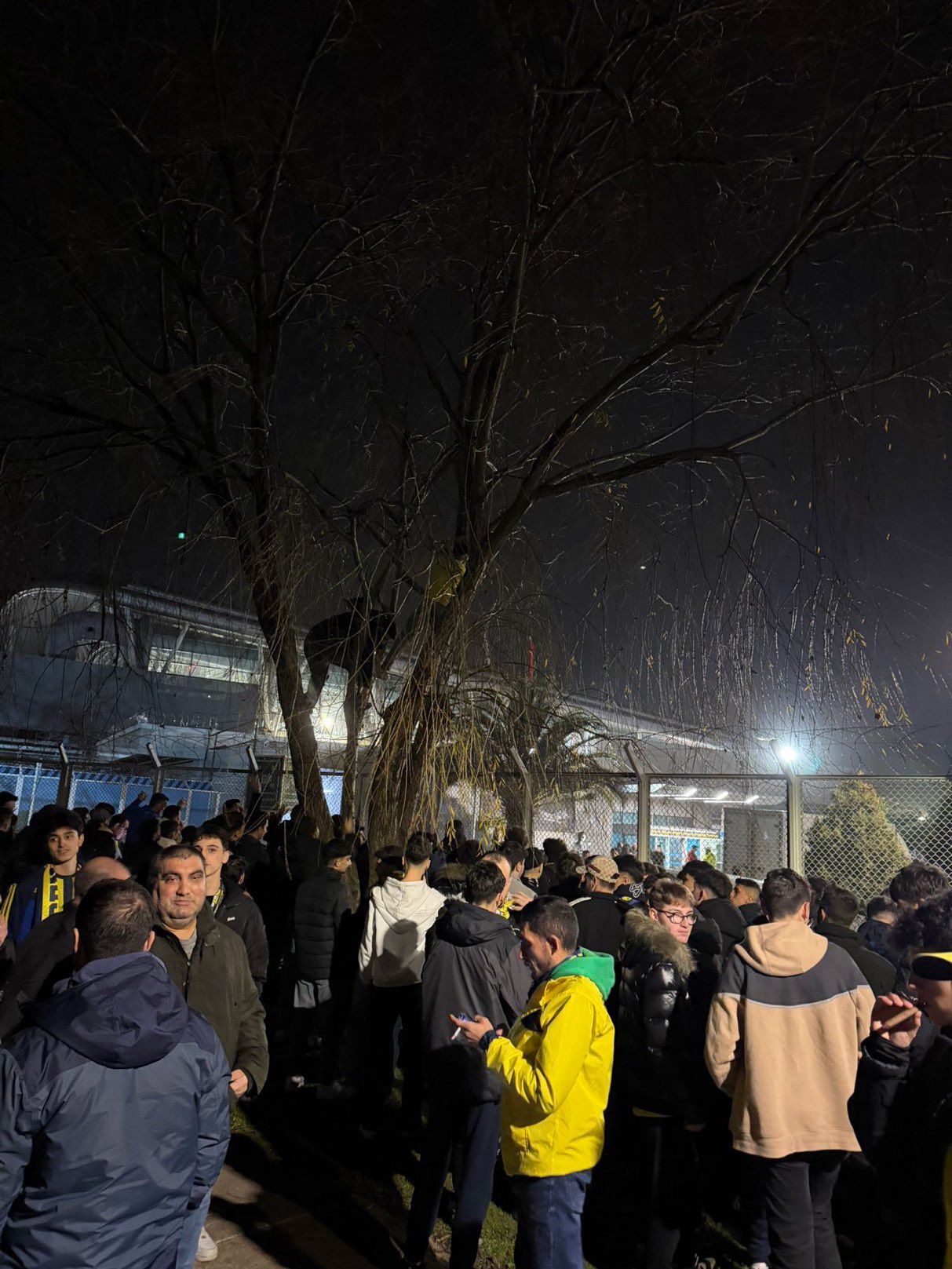 İstanbul'a gelen Kante'yi yüzlerce taraftar karşıladı 10