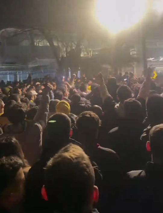 İstanbul'a gelen Kante'yi yüzlerce taraftar karşıladı 5