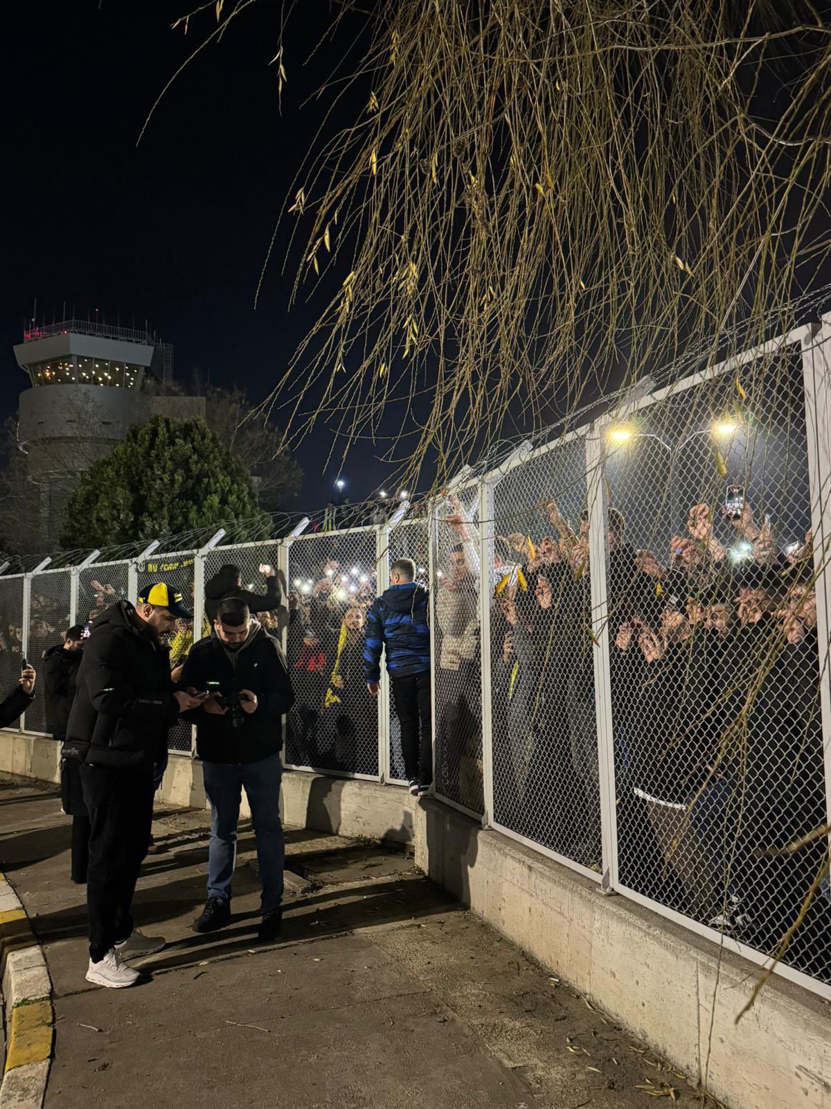 İstanbul'a gelen Kante'yi yüzlerce taraftar karşıladı 2