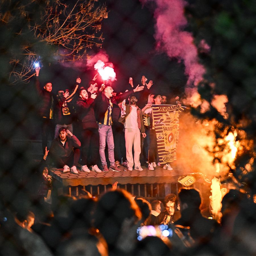 İstanbul'a gelen Kante'yi yüzlerce taraftar karşıladı 12