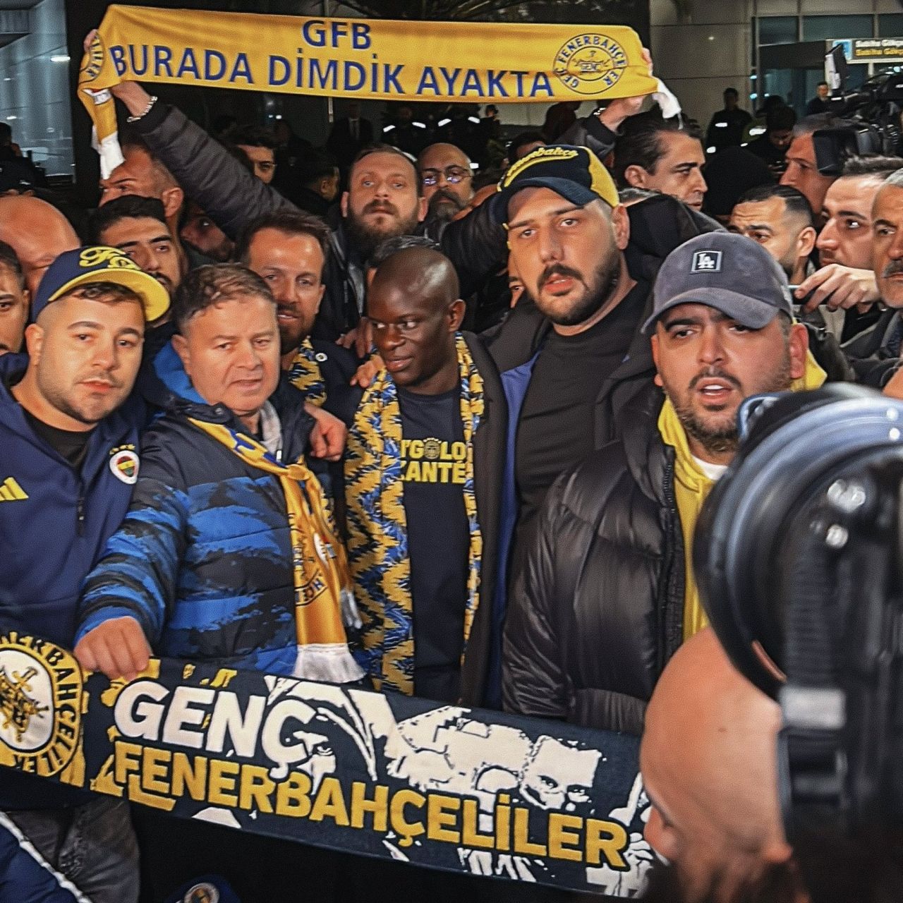 İstanbul'a gelen Kante'yi yüzlerce taraftar karşıladı 15