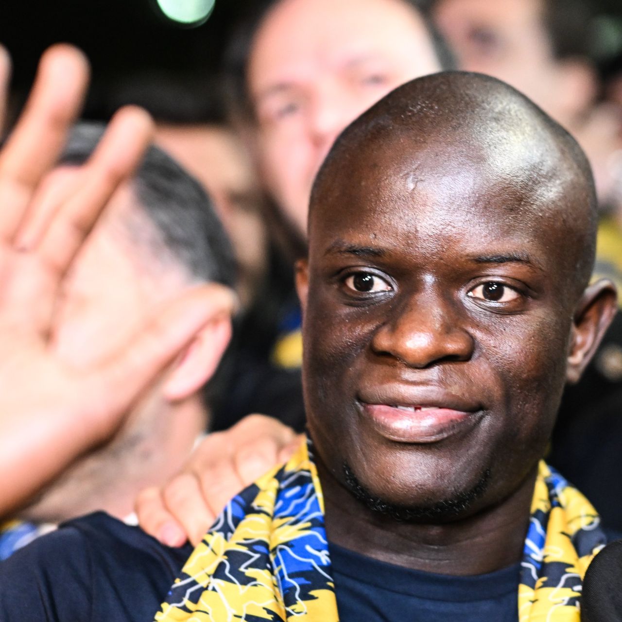 İstanbul'a gelen Kante'yi yüzlerce taraftar karşıladı 7