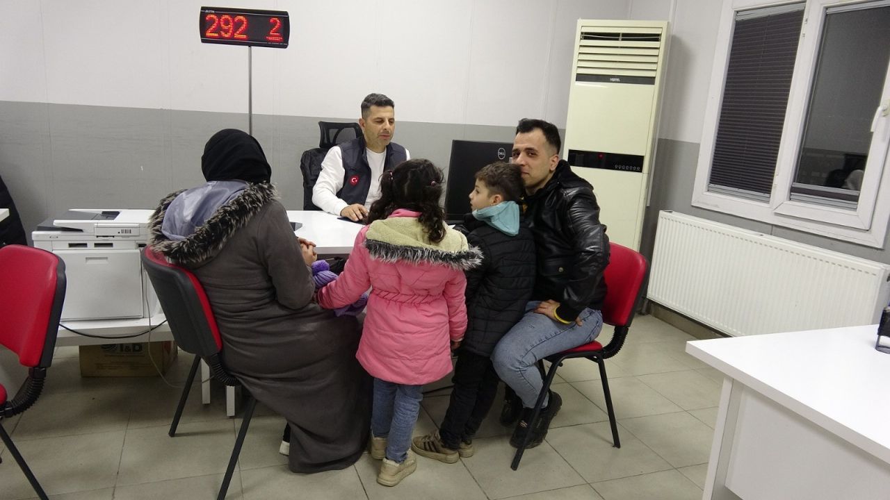 Sınırda hareketli saatler: Terörden temizlenen Suriye’nin o kentlerine dönüş yoğunluğu 3