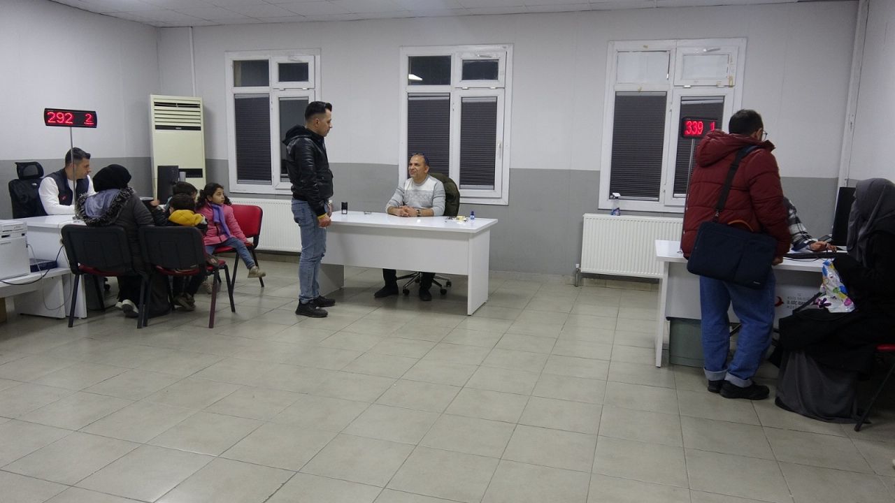 Sınırda hareketli saatler: Terörden temizlenen Suriye’nin o kentlerine dönüş yoğunluğu 2
