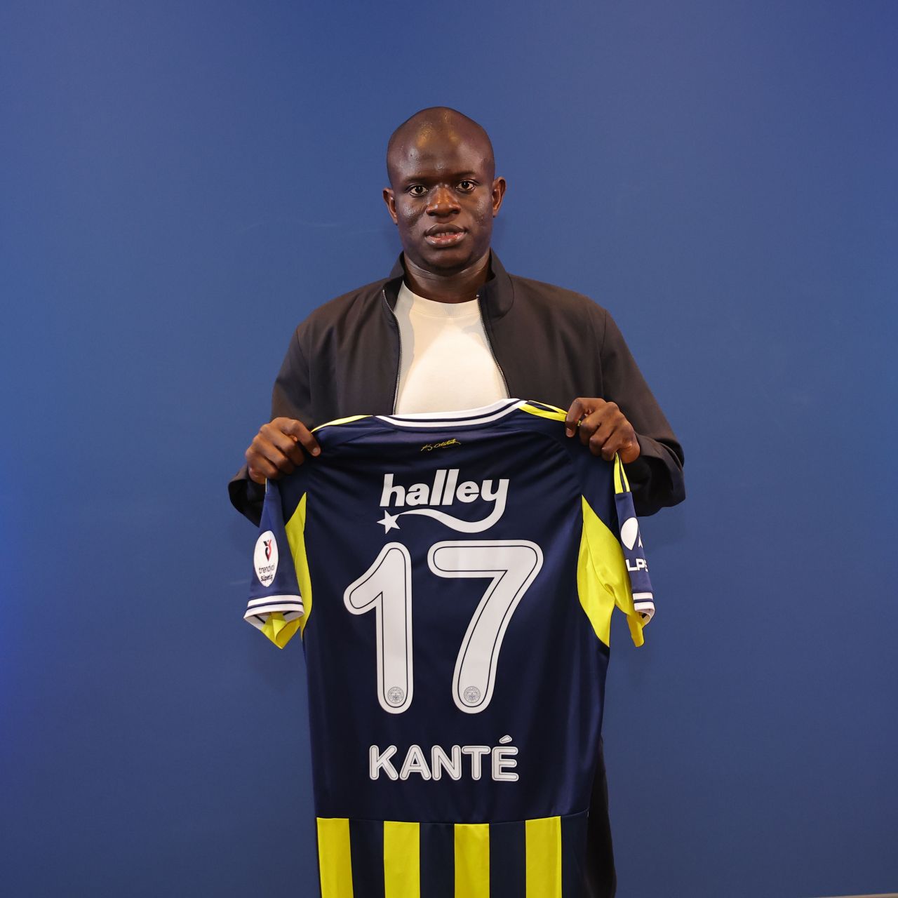 N'Golo Kante resmen Fenerbahçe'de: İrfan Can Kahveci’nin formasını giyecek 3