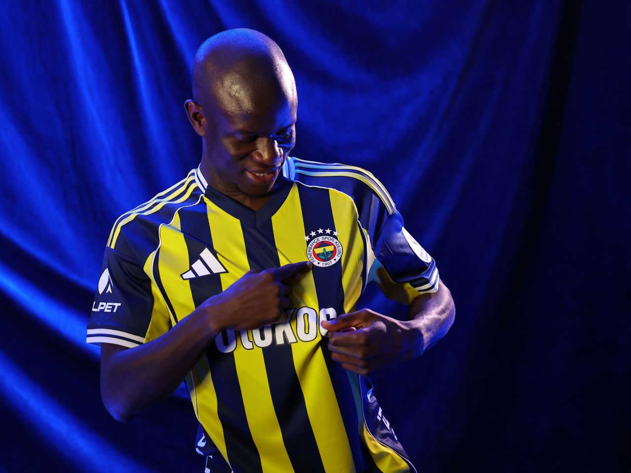 N'Golo Kante resmen Fenerbahçe'de: İrfan Can Kahveci’nin formasını giyecek 4