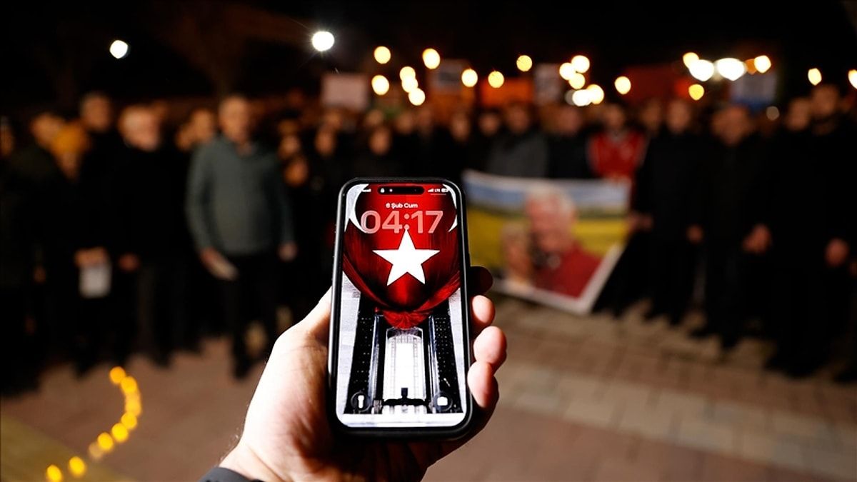 Saat 04.17... Türkiye 3 yıldır aynı acıda sessizliğe büründü! 6 Şubat depremlerinin yıl dönümünde 11 ilde sessiz yürüyüş... 1