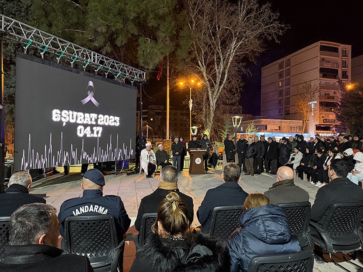 Saat 04.17... Türkiye 3 yıldır aynı acıda sessizliğe büründü! 6 Şubat depremlerinin yıl dönümünde 11 ilde sessiz yürüyüş... 2
