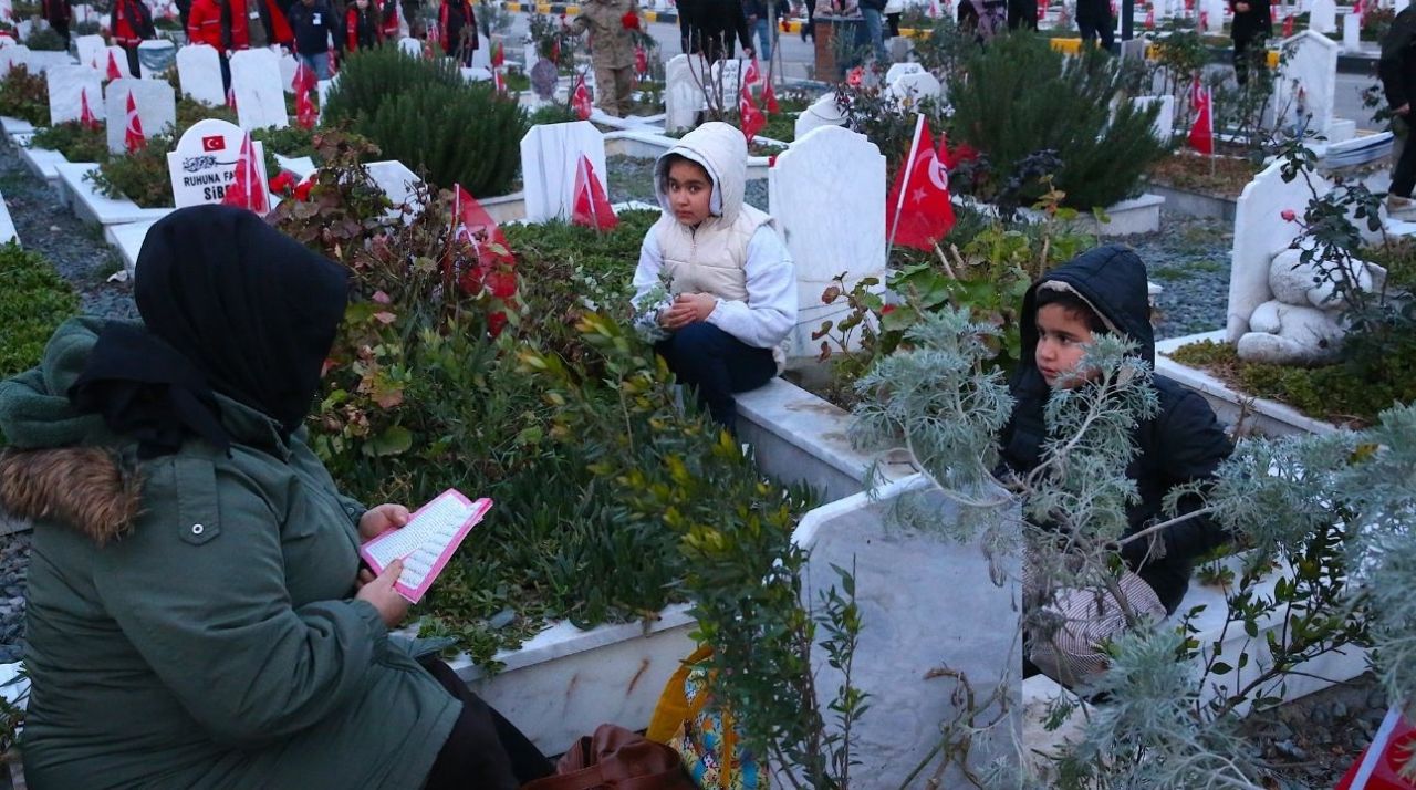 6 Şubat depreminin 3'üncü yılı: Mezarlıkta gözyaşları sel oldu.. 7