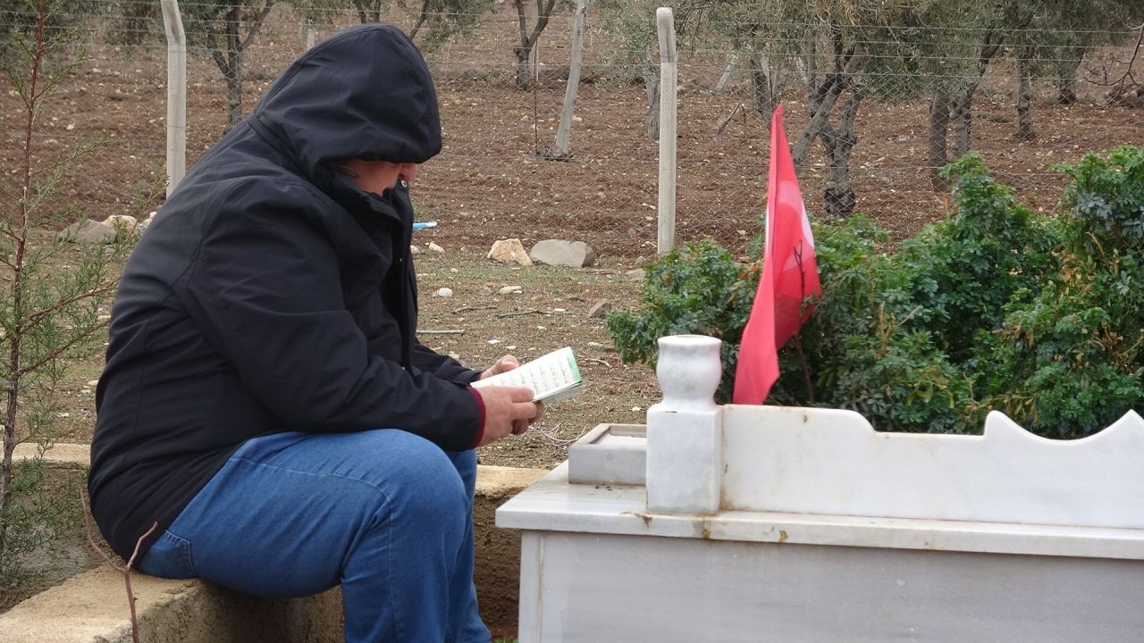 6 Şubat depreminin 3'üncü yılı: Mezarlıkta gözyaşları sel oldu.. 3