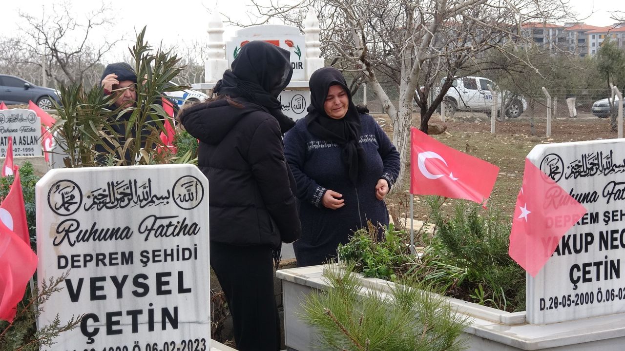 6 Şubat depreminin 3'üncü yılı: Mezarlıkta gözyaşları sel oldu.. 2