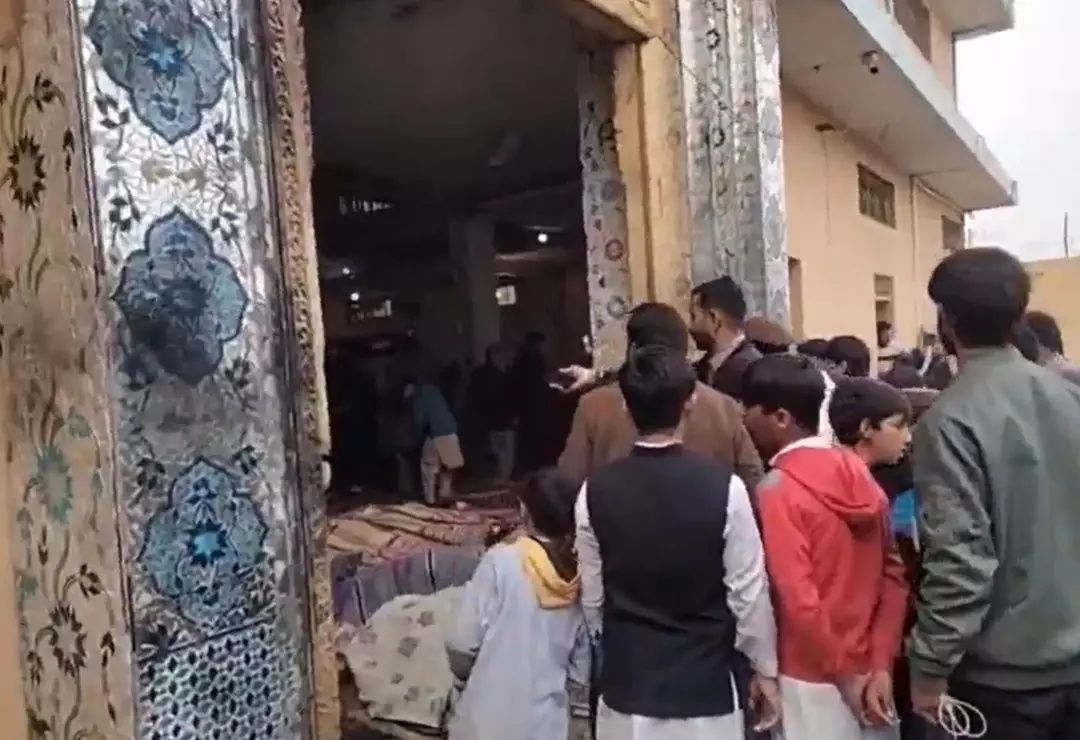 Pakistan İslamabad'da can pazarı! Camide cuma namazında katliam gibi saldırı! Korkunç görüntüler geliyor... Cansız bedenler etrafa saçıldı 3