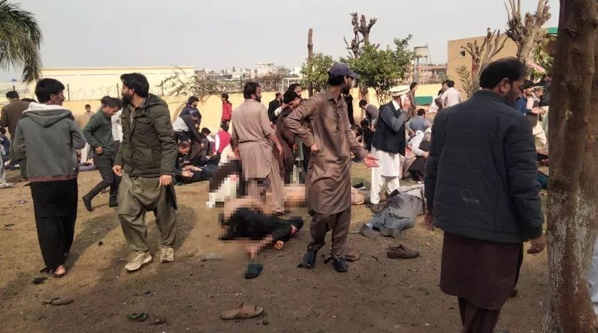 Pakistan İslamabad'da can pazarı! Camide cuma namazında katliam gibi saldırı! Korkunç görüntüler geliyor... Cansız bedenler etrafa saçıldı 5