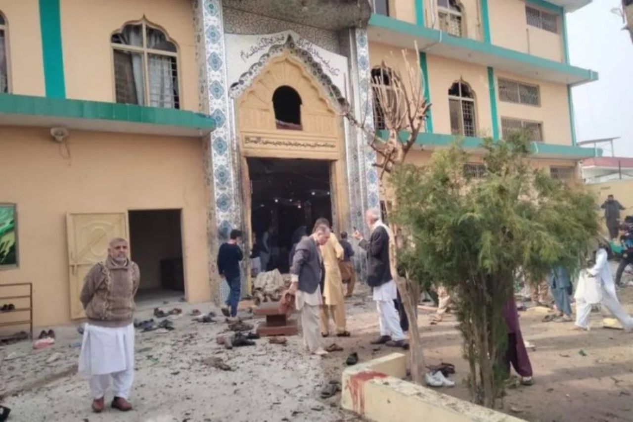 Pakistan İslamabad'da can pazarı! Camide cuma namazında katliam gibi saldırı! Korkunç görüntüler geliyor... Cansız bedenler etrafa saçıldı 4