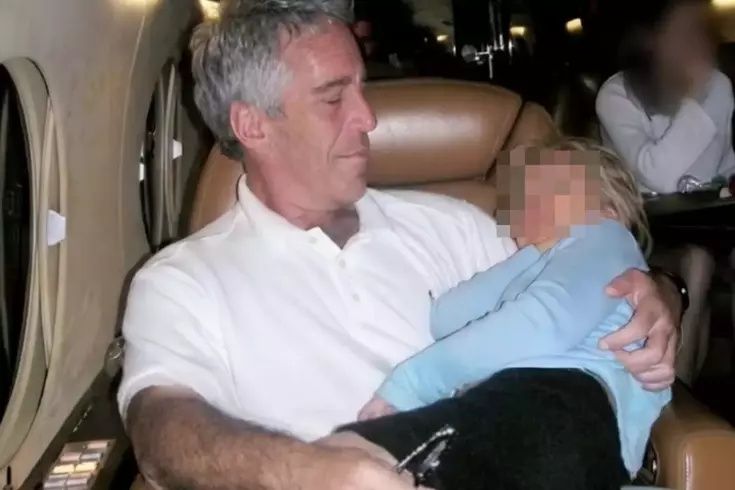 Epstein dosyasında yeni skandal! Dünyayı ayağa kaldıran kare: Masanın altındaki kadına ve duvardaki resme dikkat! 3