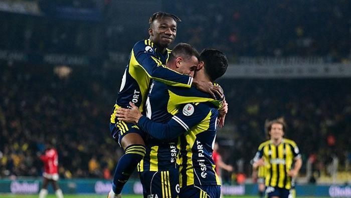 "Fenerbahçe'ye 3 kırmızı kart verilmedi! Kazandıkları penaltının da penaltıyla alakası yok!" Hakem yorumcuları TRIO'da tek tek anlattı 1