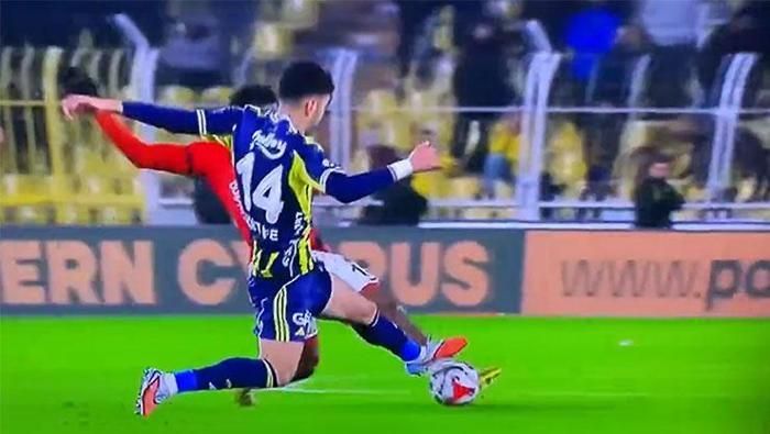 "Fenerbahçe'ye 3 kırmızı kart verilmedi! Kazandıkları penaltının da penaltıyla alakası yok!" Hakem yorumcuları TRIO'da tek tek anlattı 6