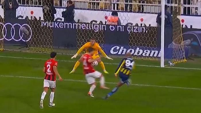 "Fenerbahçe'ye 3 kırmızı kart verilmedi! Kazandıkları penaltının da penaltıyla alakası yok!" Hakem yorumcuları TRIO'da tek tek anlattı 5