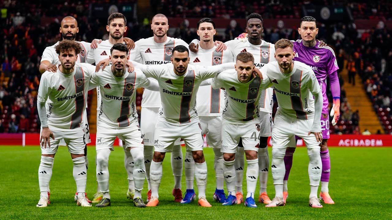Yapay zeka Süper Lig'in şampiyonunu ve küme düşecek 3 takımı açıkladı! Zirvenin sahibi %65.7 oranla belli oldu: Üst üste 4. şampiyonluk 15