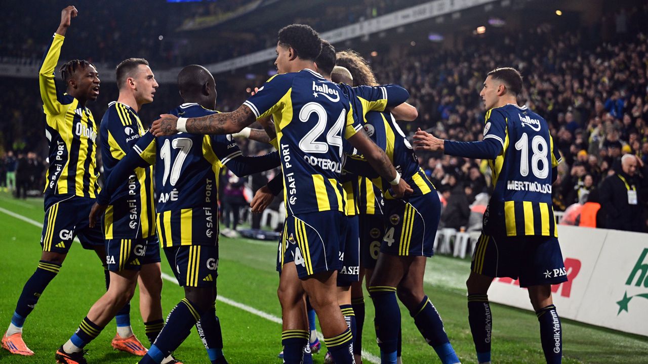 "Kadıköy'de Türk hakemliğinin kara gecesi! Fenerbahçe'ye verilmek zorunda kalınan penaltı komik! Böyle penaltı olmaz! Yazık hem de çok yazık" 4