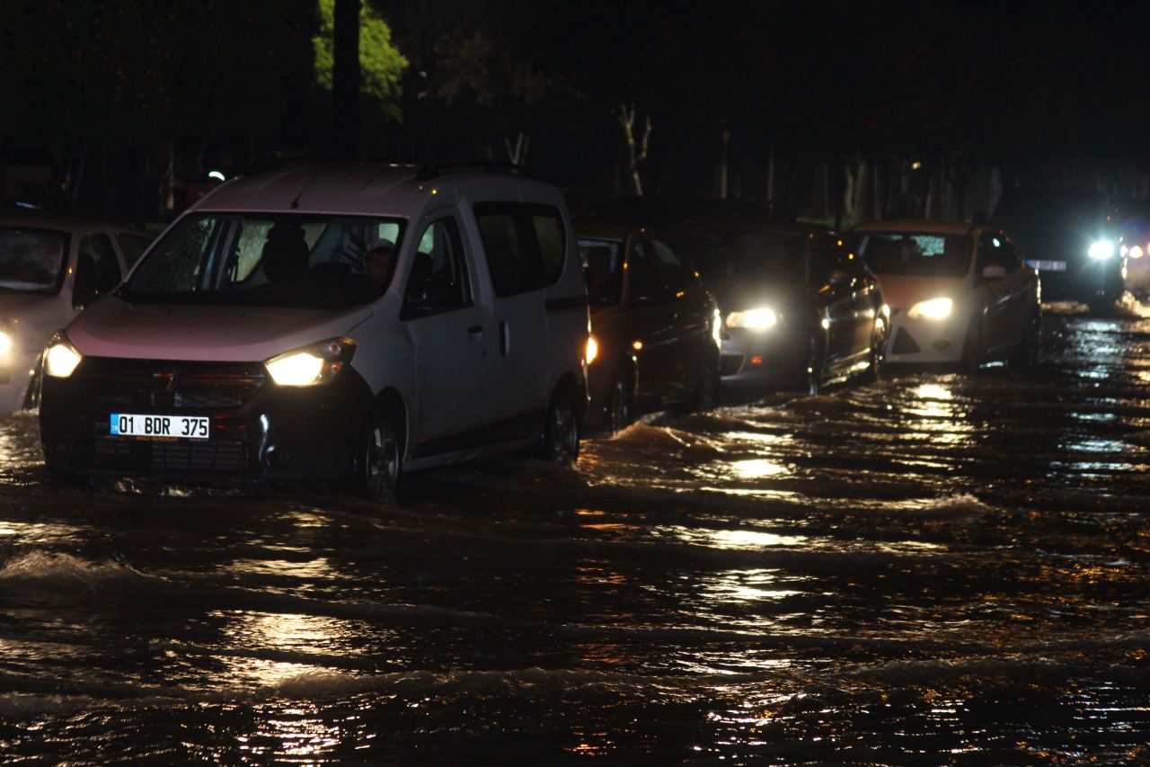 Adana'da sağanak yağış: Yollar göle döndü 1