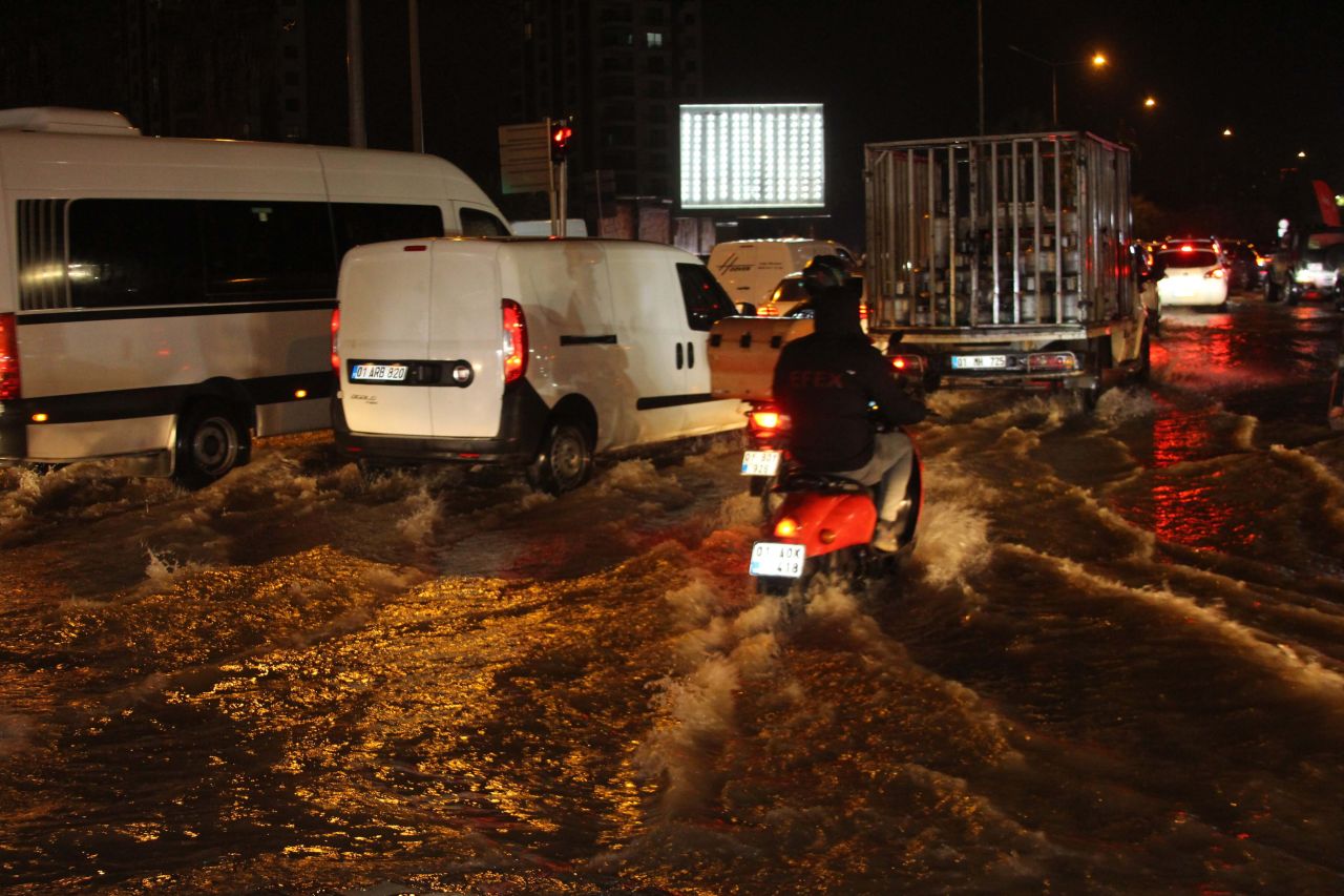 Adana'da sağanak yağış: Yollar göle döndü 2
