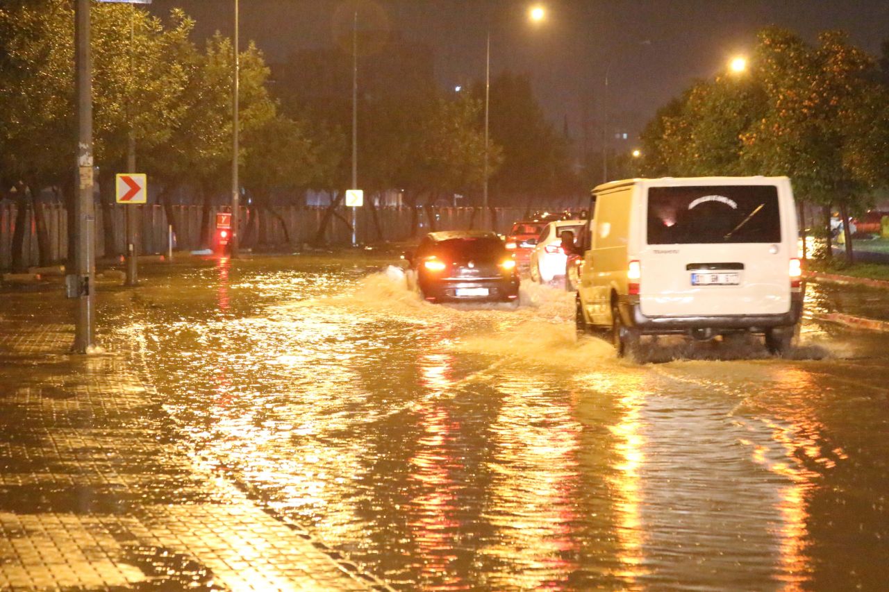 Adana'da sağanak yağış: Yollar göle döndü 3
