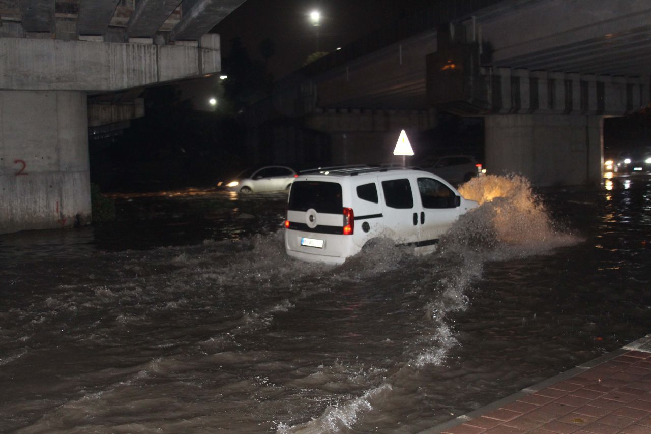 Adana'da sağanak yağış: Yollar göle döndü 4