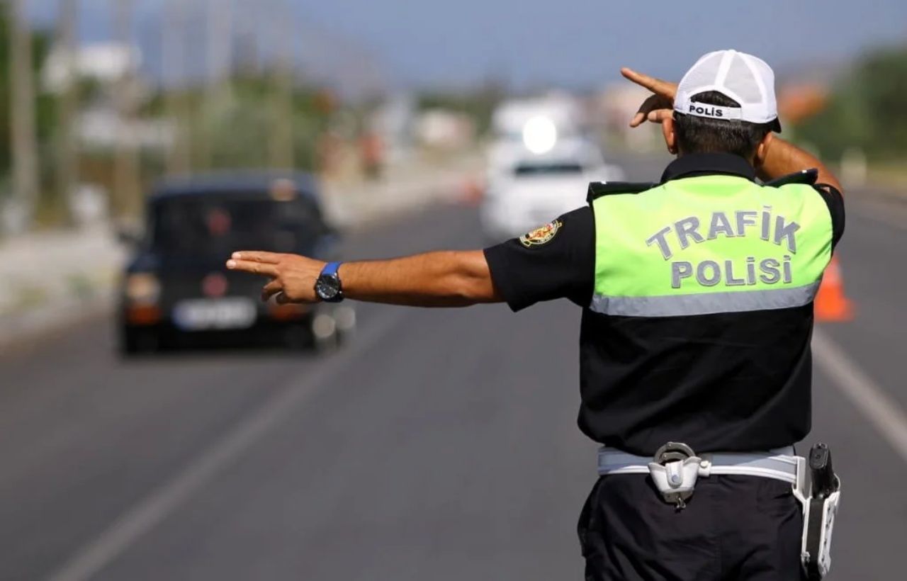Trafikte sert dönem başlıyor! Cezalar yasalaştı, ehliyetler tehlikede 4