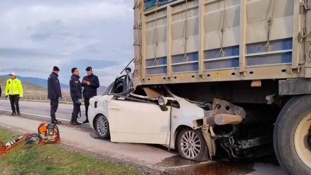 Cenaze yolunda korkunç kaza! Otomobil TIR'a ok gibi saplandı: 2 kişi hayatını kaybetti 1